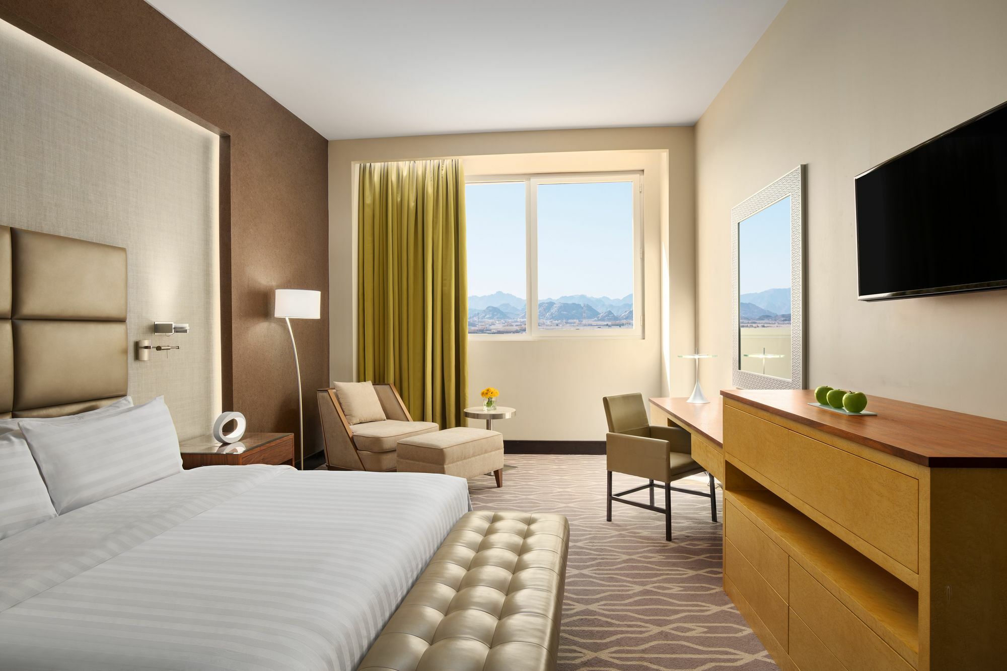 Millennium Hail Hotel Exterior photo A guest room at the Hilton Garden Inn